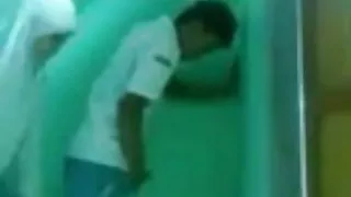 आदमी fucks एक डॉक्टर के साथ बड़े उल्लू पर सोफे