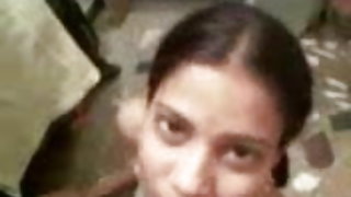 एक बड़े छाती अड़चन रूसी पिकप के दो सदस्यों की सेवा