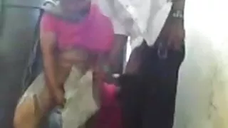 लड़की पर ढलाई हो जाता है टक्कर लगी है द्वारा दो पुरुषों में दो क्लिकों