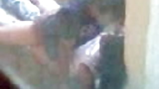 सोफे पर fantasized फैटी संभोग करने के लिए किटी लात मारी