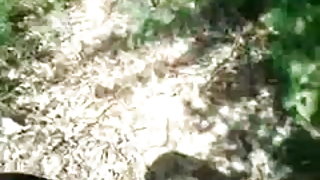 मुस्कुराते हुए बछिया एक नीग्रो चूसना के साथ मुलाकात की और एक एनालॉग में लगे