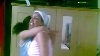 नीली आंखों सुनहरे बालों वाली वुडमैन के हाथ