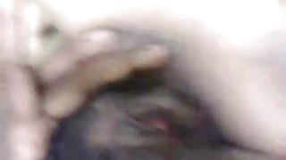 कुटिल दांत के साथ आदमी कैमरे पर अपने नए परिचित के साथ shagched