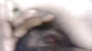 कुटिल दांत के साथ आदमी कैमरे पर अपने नए परिचित के साथ shagched