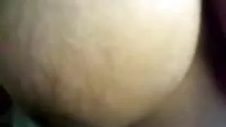 आदमी अपने होठों पर एक डिक मिल गया है, और वह इसके पीछे बंधा हुआ है ।