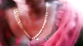 काले बाल वाली टीना Kay हावी पर आकर्षक सुनहरे बालों वाली