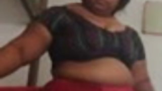 पतला सुनहरे बालों वाली महिला के साथ पैर और संभालती है इससे पहले सेक्स