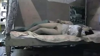 लाल बालों वाली युवा लड़की पदोंनत करने के लिए तूफानी सेक्स में एक मिनीबस