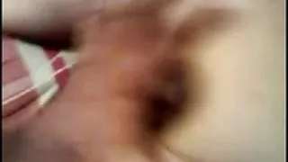 लड़की के साथ नीले बाल प्रसार उसके पैर के लिए एक मशाल