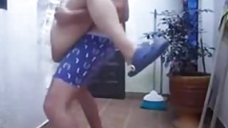 काले बाल वाली के साथ पैर प्रसार एकल पर वेब कैमरा