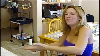 सुनहरे बालों वाली टक्कर लगी है लेस्बियन गर्लफ्रेंड के साथ उसके खिलौने