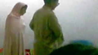 गंजा आदमी सम्मिलित करता है डिक में स्वादिष्ट गांड के लैटिन सुंदरियों