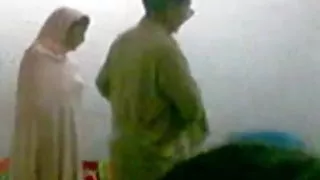 गंजा आदमी सम्मिलित करता है डिक में स्वादिष्ट गांड के लैटिन सुंदरियों