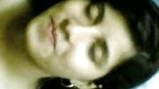 कामुक शयन के साथ एक काले बालों वाली युवा लड़की