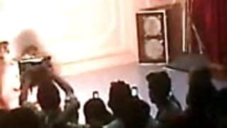 रूसी busty महिला में मोज़ा धमाके पीने वोदका