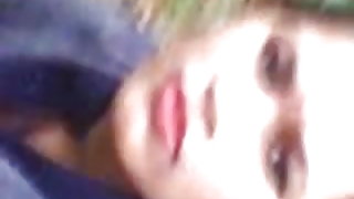 दोनों मशालों कास्टिंग पर लड़की को टक्कर लगी है और मुंह में समाप्त