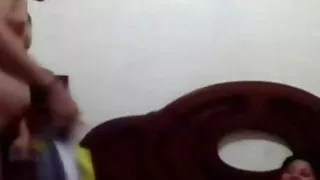 सुनहरे बालों वाली उसके होंठ एक उपहार पहनने के लिए मदद की और धमाके के लिए सहमत