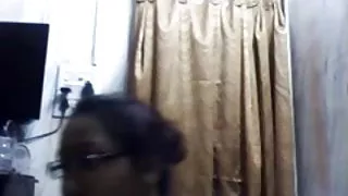 दोस्तों ने बॉस को अपने सेक्रेटरी से दूर ले जाने में मदद की