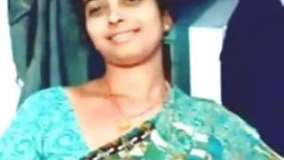 मैं पाया एक सुंदर युवा लड़की पर एक मालिश सोफे