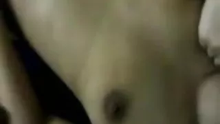 आदमी व्यर्थ की कोशिश कर रहा में नहीं है, सक्रिय रूप से पैर के बीच एक प्रेमिका पंगा लेना