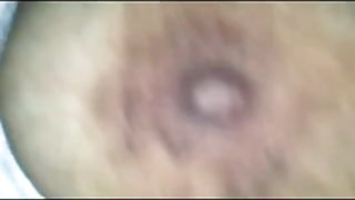 युवा जोड़ा दर्शाता है कैसे करने के लिए ठीक से संलग्न में गुणवत्ता गुदा सेक्स