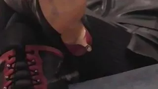 यौन मनोरंजन के दौरान छोटी लड़की पैरों के साथ आदमी के लिंग caresses