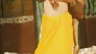 Kickboxing के साथ एक कोच में बारी काटा युवा और परिपक्व महिला