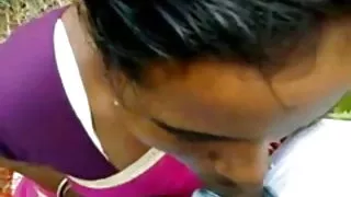 उसके मुंह में एक प्रेमी के साथ एक दोस्त के साथ सोया और खुद को लिंग से जुड़ी