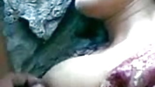 मोटी काले बाल वाली सही में के बार पर के लोगों दिया एक गंजा पुरुष