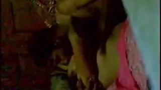 गोल-मटोल काले बाल वाली दिया ऊपर उसके लिंग और बैठ गया पर शीर्ष के यह