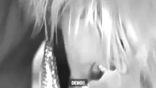 के काले बाल वाली पर एक नाव बहकाया द्वारा के गंजा पड़ोसी