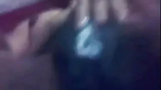 सुनहरे बालों वाली छात्र मुश्किल पीटने दो पुरुषों पर के सोफे