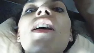 बिस्तर के पास स्थापित शौकिया कैमरा और हिंसक सेक्स में लगे