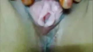 प्रसार बाहर एक युवा प्रेमिका पर के बिस्तर और धक्का दिया के बीच उसके पैर पर रात