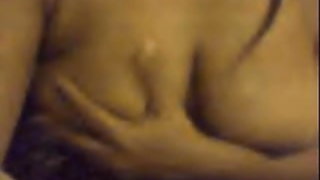 लाल थरथानेवाला के साथ एक लड़की एकल कलाकार के पीछे झूठ बोल