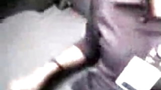 एक पैर बुत के बाद धीरे से योनि में एक लंबे बालों वाली गुड़िया था