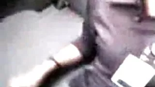 एक पैर बुत के बाद धीरे से योनि में एक लंबे बालों वाली गुड़िया था