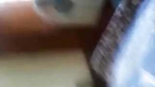 सक्रिय रूप से fantasized सुनहरे बालों वाली नाटकों के साथ एक clitor हाथ