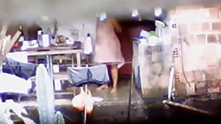 सुंदर काले बाल वाली एकल पर कैमरा में सामने के लोग