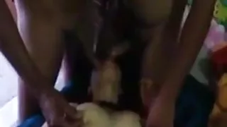 समलैंगिक माँ में पीले मोज़ा seduces बड़े उल्लू