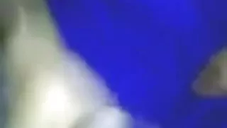 पतला लाल बालों वाली बेकार है और हो जाता है टक्कर लगी है द्वारा एक सुन्दर आदमी