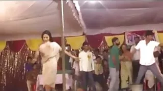 उसके डर को पार पैसे के लिए एक लड़की पार्क में दिया