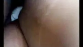 किट्टी में दो उंगलियों डाला और कैमरे पर soloting समाप्त