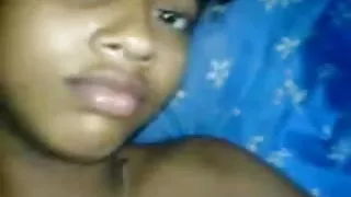 खूबसूरत महिला कैफे में बेहद खरा आउटफिट में नजर आईं ।