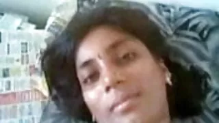 एक युवा गार्ड के सचिव के लिए पहुंचे काले मोज़ा में