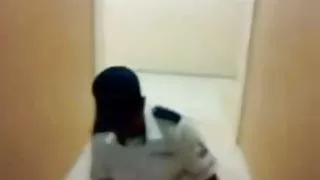 पुरुषों आत्मविश्वास से डाला सुनहरे बालों वाली दो लंड में के गांड