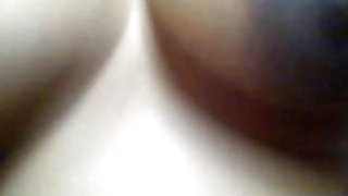 योनि यौन संभोग के एक युवा जोड़ा पर एक विस्तृत बिस्तर