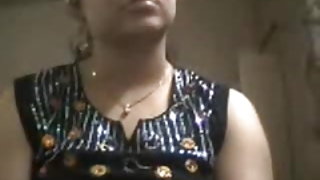 सक्रिय रूप से, सुनहरे बालों वाली पत्नी में एक छेद में गुदा और न केवल