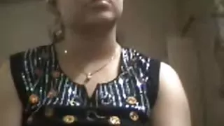 सक्रिय रूप से, सुनहरे बालों वाली पत्नी में एक छेद में गुदा और न केवल