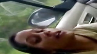 युवा रूसी खुशमिजाज आदमी पिया और एक Orgia शराब पी और नशे का आयोजन